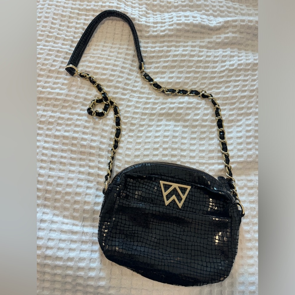 Kelly Wynne Mingle Mingle Crossbody in Black Lizard Print With Gold Hardware